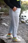 RENKTE GENİŞ KESİM YAN ŞERİTLİ GRİMSİ EŞOFMANALTI