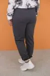RENKTE GENİŞ KESİM LASTİKLİ KOYU GRİ EŞOFMAN ALTI