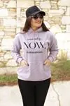 RENKTE KOLU BASKILI ŞAPKASI KÜRKLÜ ŞARDONLU LİLA SWEAT