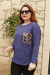 RENKTE LEOPAR CEPLİ SIRTI BİYELİ LACİVERT TRİKO BLUZ