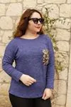 RENKTE LEOPAR CEPLİ SIRTI BİYELİ LACİVERT TRİKO BLUZ