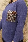 RENKTE LEOPAR CEPLİ SIRTI BİYELİ LACİVERT TRİKO BLUZ