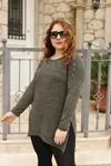 RENKTE YAKA TAŞLI SIRTI ÇAPRAZ HAKİ YEŞİL TRİKO BLUZ