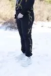 RENKTE ZİNCİR DESENLİ SİYAH EŞOFMAN TAKIMI
