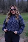 RENKTE PETEK DESENLİ KAPŞONLU SWEAT