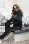 RENKTE ORTA KARE DESENLİ SİYAH EŞOFMAN TAKIMI