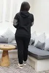 RENKTE ORTA PARLAK GÜMÜŞ DETAY SİYAH EŞOFMAN TAKIMI