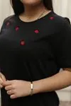 RENKTE BATTAL KESİM UĞUR BÖCEĞİ NAKIŞLI SİYAH TSHİRT