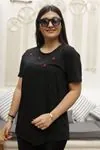 RENKTE BATTAL KESİM UĞUR BÖCEĞİ NAKIŞLI SİYAH TSHİRT