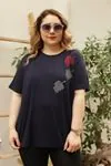 RENKTE TAŞLI YAPRAK DETAYLI LACİVERT BLUZ