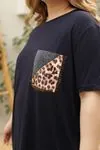RENKTE CEBİ LEOPAR TAŞ DETAYLI LACİVERT BLUZ