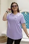 RENKTE GENİŞ KESİM ARI NAKIŞLI LİLA TSHİRT