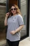 RENKTE GENİŞ KESİM ARI NAKIŞLI GRİ TSHİRT