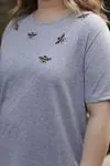 RENKTE GENİŞ KESİM ARI NAKIŞLI GRİ TSHİRT