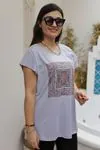 RENKTE BATTAL KESİM ÖNÜ OTANTİK DESENLİ PAMUKLU GRİ TSHİRT