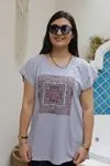 RENKTE BATTAL KESİM ÖNÜ OTANTİK DESENLİ PAMUKLU GRİ TSHİRT