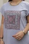 RENKTE BATTAL KESİM ÖNÜ OTANTİK DESENLİ PAMUKLU GRİ TSHİRT