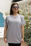 RENKTE GENİŞ KESİM YAKASI KALP NAKIŞLI GRİ TSHİRT