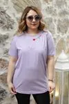 RENKTE GENİŞ KESİM YAKASI KALP NAKIŞLI LİLA TSHİRT