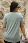 RENKTE V YAKA PULLU YILDIZ NAKIŞLI MAVİ BLUZ