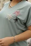 RENKTE V YAKA PULLU YILDIZ NAKIŞLI MAVİ BLUZ