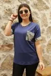RENKTE KOL UCU VE CEBİ AYNA GARNİLİ LACİVERT BLUZ