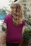RENKTE KOL UCU VE CEBİ AYNA GARNİLİ MOR BLUZ