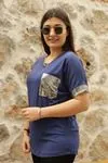 RENKTE KOL UCU VE CEBİ AYNA GARNİLİ LACİVERT BLUZ
