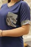 RENKTE KOL UCU VE CEBİ AYNA GARNİLİ LACİVERT BLUZ