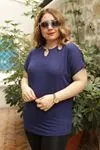 RENKTE YAKA ÜÇ HALKALI LACİVERT BLUZ