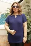 RENKTE YAKA ÜÇ HALKALI LACİVERT BLUZ