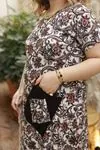 RENKTE CEPLİ ESNEK GENİŞ KESİM ELBİSE