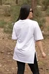 RENKTE ÖNÜ BASKILI BEYAZ T-SHİRT