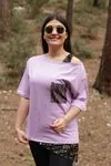 RENKTE TEK OMUZ ASKILI CEPLİ LİLA BLUZ