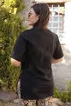 RENKTE ÖNÜ YAZILI YAN YIRTMAÇLI SİYAH T-SHİRT