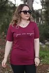 RENKTE ÖNÜ YAZILI FUŞYA TSHİRT