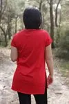 RENKTE BÜYÜK BEDEN V YAKA YAN YIRTMAÇLI KIRMIZI T-SHİRT