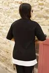RENKTE ÖN YAZILI BEYAZ ÇIKMA DETAY SİYAH T-SHİRT