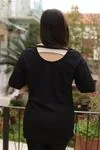 RENKTE ÖNÜ YAZILI SİYAH T-SHİRT