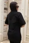 RENKTE ÖNÜ BASKI DETAY SİYAH T-SHİRT