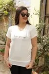RENKTE ÖNÜ YAZILI BEYAZ T-SHİRT