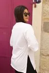 RENKTE BÜYÜK BEDEN ÖNÜ YAZILI YAN YIRTMAÇLI BEYAZ T-SHİRT