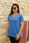 RENKTE YAKASI BİYELİ TÜL GARNİLİ SAKS MAVİ BLUZ