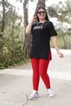 RENKTE ÖN YAZILI SİYAH T-SHİRT