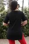 RENKTE ÖN YAZILI SİYAH T-SHİRT