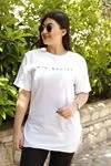 RENKTE MİNİMALİST YAZILI BEYAZ T-SHİRT