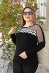 RENKTE BÜYÜK BEDEN GÖĞSÜ ZİGZAG PUL VE TÜL DETAYLI SİYAH BLUZ