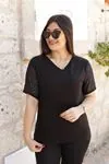 RENKTE BÜYÜK BEDEN V YAKA KOLLAR PULLU SİYAH BLUZ