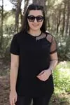 RENKTE TEK OMUZU TÜLLÜ İNCİLİ SİYAH BLUZ