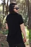 RENKTE TEK OMUZU TÜLLÜ İNCİLİ SİYAH BLUZ